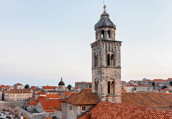 Kilise çan kulesi Dubrovnik'in eski şehir panoraması