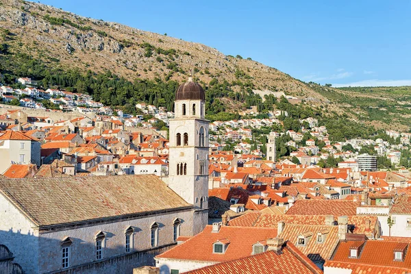 Panorama da cidade velha com belfry de igreja em Dubrovnik — Fotografia de Stock