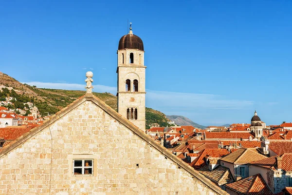 Panorama da cidade velha com torre de sino da igreja em Dubrovnik — Fotografia de Stock