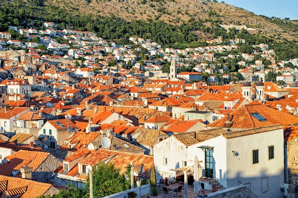 Panorama para a cidade velha de Dubrovnik com telha vermelha — Fotografia de Stock