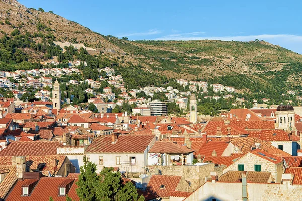 Panorama para a cidade velha de Dubrovnik com telha vermelha — Fotografia de Stock