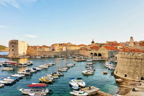 Dubrovnik yelkenli tekneler, Saint John Kalesi ve eski liman