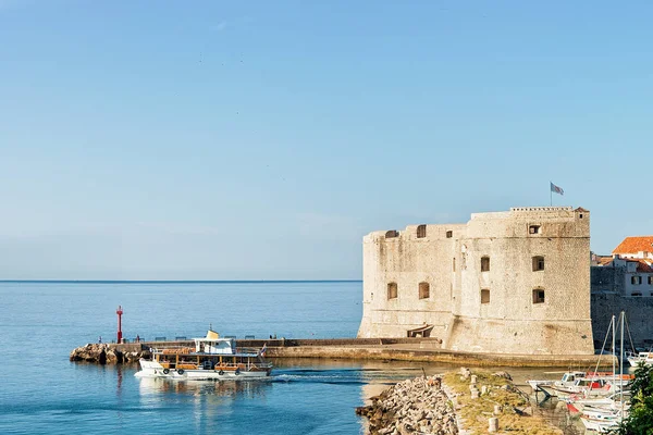Saint John kale ve Dubrovnik'in eski limanda tekne