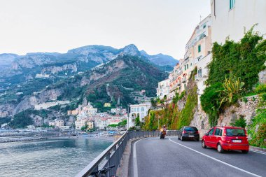 Tiren Denizi, Amalfi kasabasında sonbahar yol