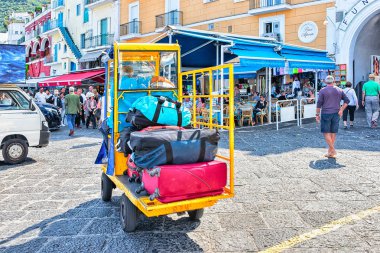 Capri Adası Bagaj çanta taşıyan araba