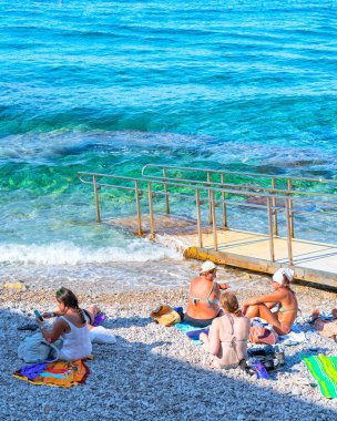 Capri Adası plajda güneşlenirken insanlar