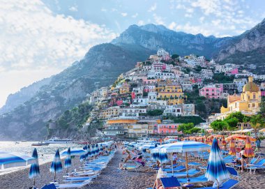 Plaj şemsiye Positano kasaba ve Tiren Denizi ile