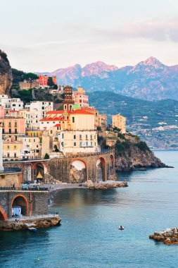 Amalfi şehir ve Tiren Denizi akşam
