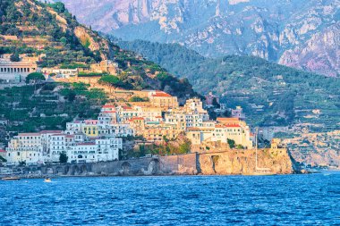 Tiren Denizi Amalfi şehirde sonbahar