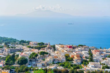 Capri Adası ve Tiren Denizi havadan görünümü