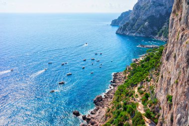 Marina Piccola Capri Adası'nın tiren Denizi'nde gemilerle
