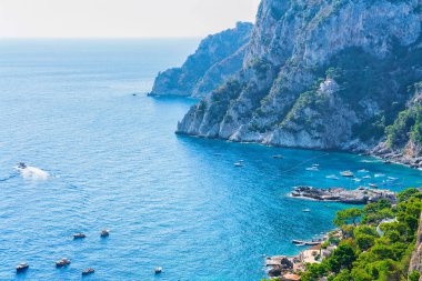 Marina Piccola Capri Adası'nın tiren Denizi'nde gemiler