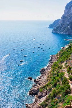 Marina Piccola Capri Adası'nın tiren Denizi'nde yatlar