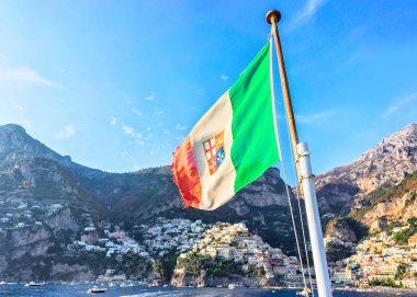 Positano kasaba ve Tiren Denizi ile İtalyan bayrağı