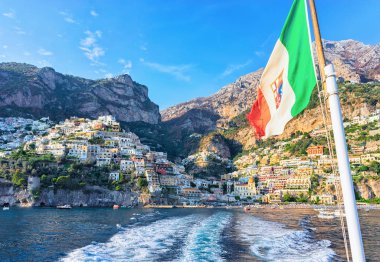 Tiren Denizi kasabada Positano ile İtalyan bayrağı