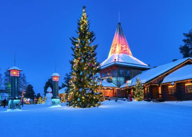 Kuzey Kutup dairesi lambalar Santa ofiste Noel Baba Köyü akşam açık