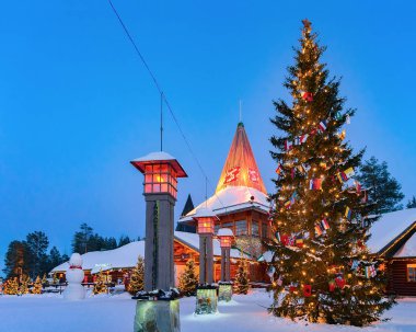 Noel baba ofisi Noel Baba Köyü akşam açık, Kuzey Kutbu lambalar
