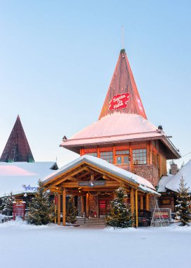 Noel Baba Köyü Rovaniemi Lapland açık ofisinde Noel Baba Noel ağaçları