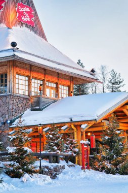 Noel Baba Köyü Rovaniemi Lapland açık ofiste Santa Noel ağaçları