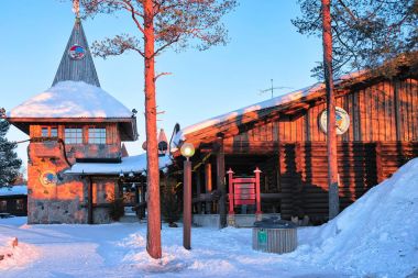 Noel Baba ana postanede Lapland İskandinavya günbatımı açık
