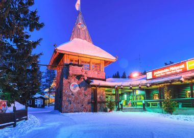 Noel Baba ana postane Lapland İskandinavya gece açık