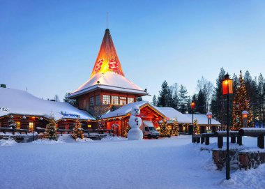 Kardan adam Noel baba ofisi Noel Baba Köyü Rovaniemi Lapland akşam açık