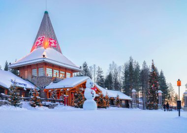 Kardan adam Noel Baba ofisi Noel Baba Köyü Rovaniemi Lapland batımında açık