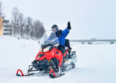Karmobil sürme ve el Rovaniemi sallayarak adam
