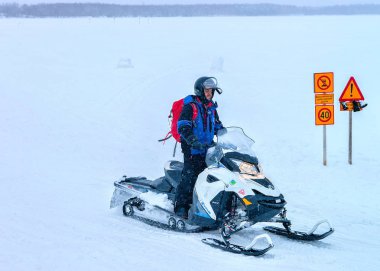 Karmobil donmuş gölde kış Rovaniemi kişini