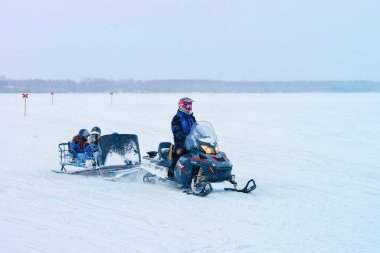 Karmobil çocuklarla donmuş göl kışın Rovaniemi Lapland kişini