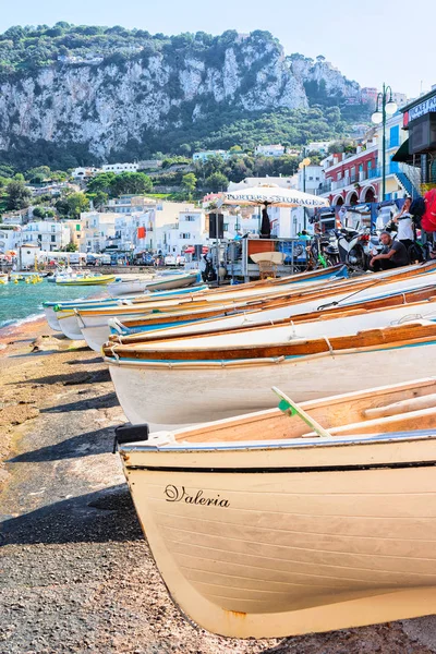 Лодки на набережной Марина-Гранде на острове Капри Тирренское море — стоковое фото