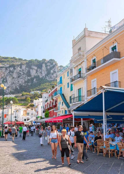 A Capri-sziget utcai kávézók turisták — Stock Fotó