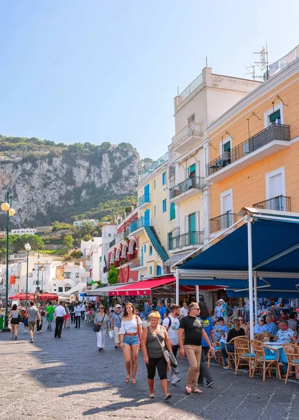 Turistler, sokak kafeleri Capri Adası