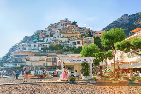 Människor och hus på berg och stranden i Positano stad — Stockfoto