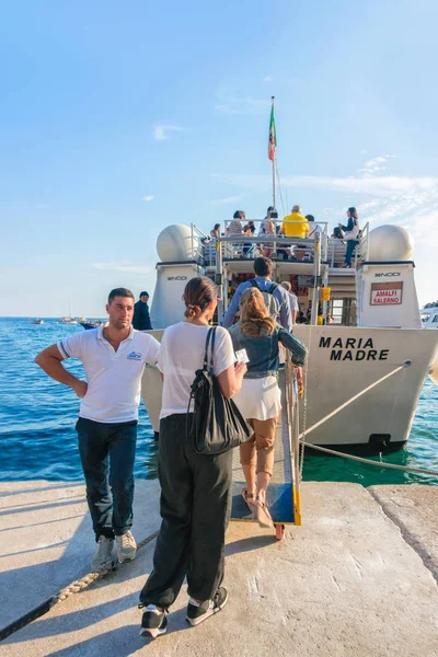 Tourists entering excursion boat at Tyrrhenian sea in Positano — Stock Photo, Image