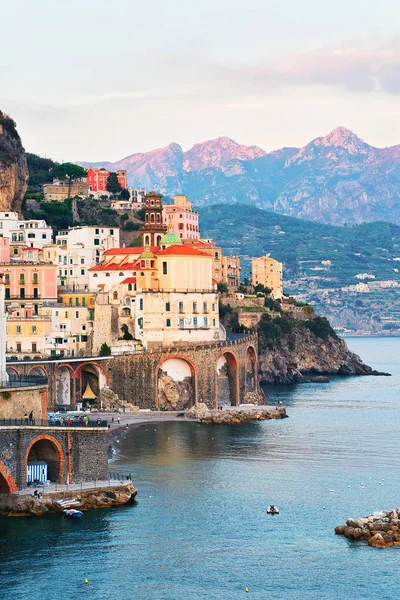 Amalfi stad och Tyrrenska havet i kväll — Stockfoto