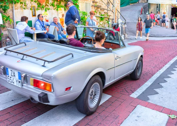 Parejas jóvenes en cabriolet car en Positano ciudad —  Fotos de Stock