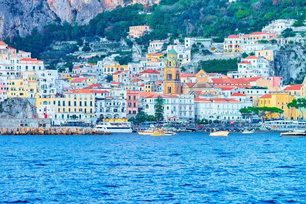 Hermosa ciudad de Amalfi y el mar Tirreno en otoño —  Fotos de Stock