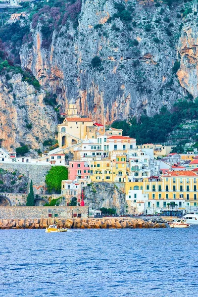 Vackra Amalfi stad i Tyrrenska havet i höst — Stockfoto