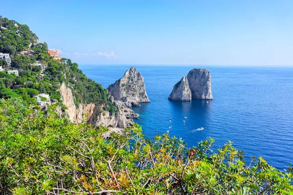 Barche sulle scogliere dei Faraglioni e sul Mar Tirreno a Capri — Foto Stock