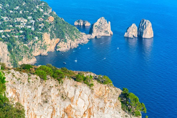 Båtar vid Faraglioni-klipporna i Tyrrenska havet på Capri — Stockfoto