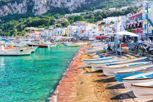 Båtar vid Marina Grande vallen i Capri Island Tyrrenska havet — Stockfoto