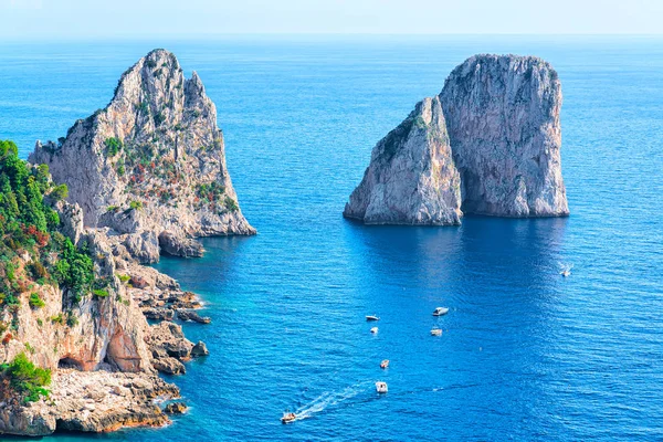 Barche vicino alle scogliere dei Faraglioni e al Mar Tirreno sull'Isola di Capri — Foto Stock