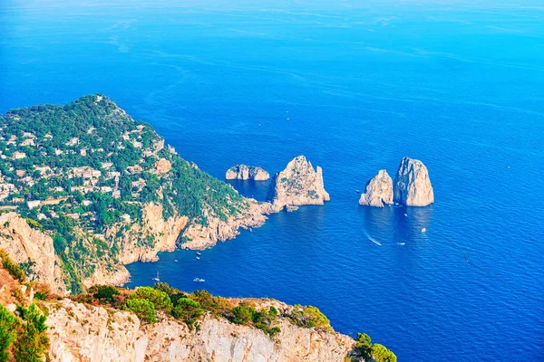 Faraglioni-klipporna och Tyrrenska havet i Capri Island — Stockfoto