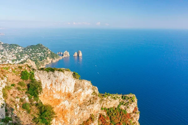 Faraglioni scogliere sul Mar Tirreno Isola di Capri — Foto Stock