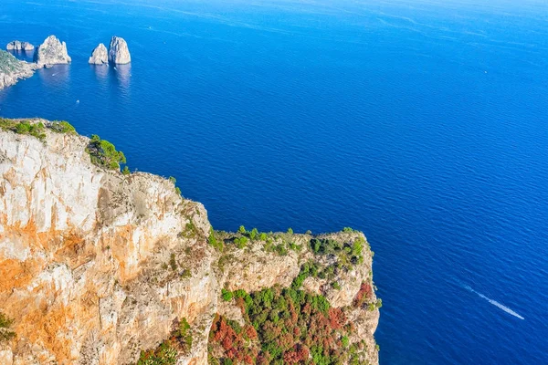 Tebing Faraglioni dan Laut Tyrrhenian di Pulau Capri — Stok Foto