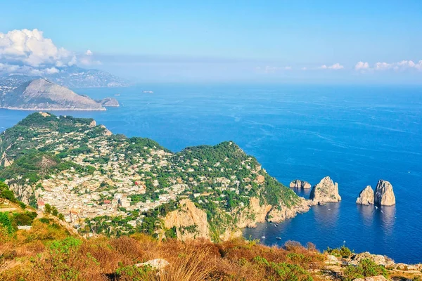 Faraglioni sziklák, a Tirrén-tenger a Capri-sziget — Stock Fotó
