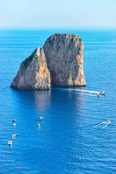 Fartyg vid Faraglioni-klipporna i Tyrrenska havet i Capri — Stockfoto