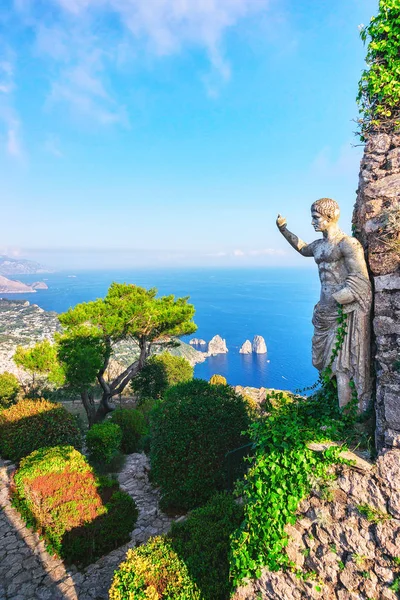 Patung dan kebun di Pulau Capri — Stok Foto