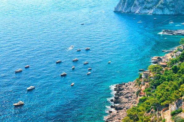 Yacht a Marina Piccola nel Mar Tirreno Isola di Capri — Foto Stock